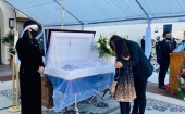 Vợ Chí Tài mặc áo dài đen trang nhã trong đám tang, lưu lại hình ảnh đẹp đẽ nhất để tiễn chồng giây phút cuối